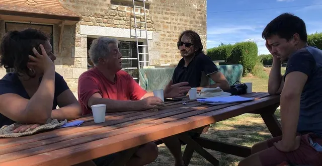 photo  xavier maunoury, agriculteur laitier bio au châtellier (orne), répond aux questions des participants au camp d’été alterfixe.  &copy;  ouest-france 