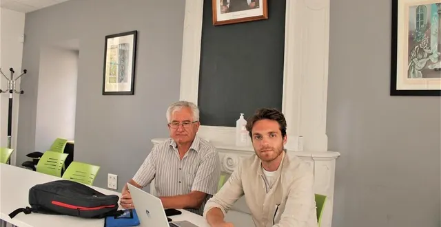 photo  pierre charlot (à droite), en compagnie de jean-claude bizeray, maire de saint-biez-en-belin, a pour mission de soutenir les habitants dans leurs usages quotidiens du numérique.  &copy;  ouest-france 