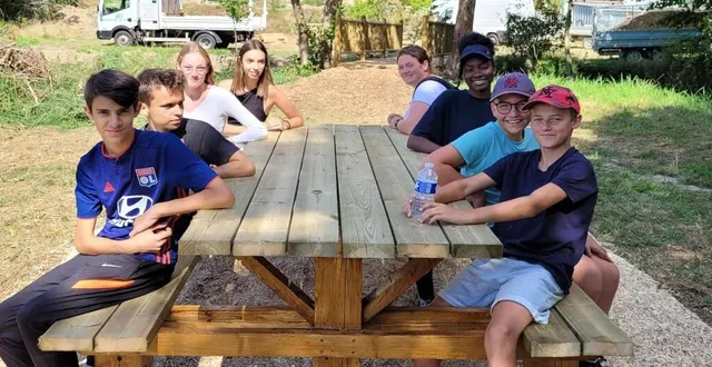 photo  à challes, les jeunes intervenant ont pris la pose après l’installation de leur première table.  &copy;  le maine libre 