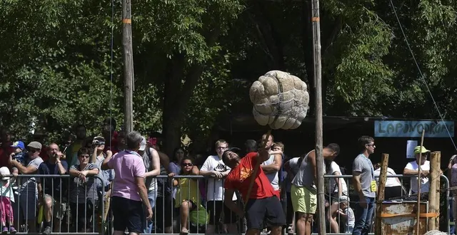 photo  le festival de la force de tennie, la fête populaire par excellence à ne pas louper ce dimanche. le lancer de ballot de paille de 12 km, une épreuve impressionnante. record à battre, 5, 70 m.  &copy;  archives le maine libre – denis lambert 