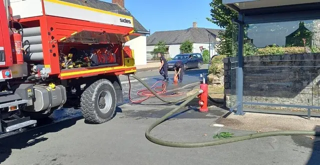 photo  les camions de pompiers en train de se recharger en eau à pezé-le-robert (sarthe), ce vendredi 5 août 2022.  &copy;  ouest-france 