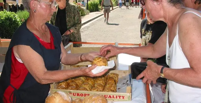 photo  après avoir testé le chausson aux pommes pendant quelques années, le festival de la rillette de chantenay-villedieu reviendra à la tradition pour son 40e anniversaire, avec le retour du fameux bourdon.  &copy;  archives 