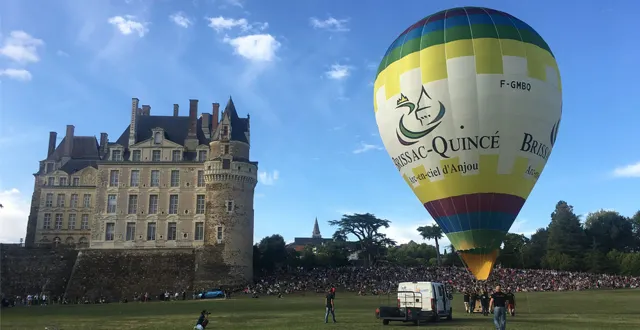 photo le château de brissac-quincé accueille les 19 et 20 août la montgolfiade de l'association arc-en-ciel d'anjou &copy; arc-en-ciel d'anjou