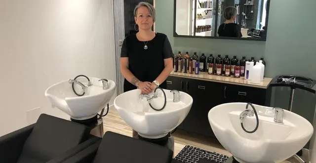 photo  virginie cosnard ouvre mon salon, un salon de coiffure situé dans le quartier de montsort, à la mi-août.  &copy;  ouest-france 