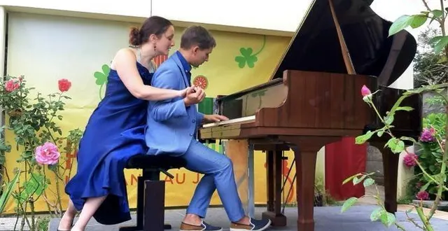 photo  la rencontre entre le pianiste en son piano mise en scène par jérôme kus et margot chârron.  &copy;  ouest-france 