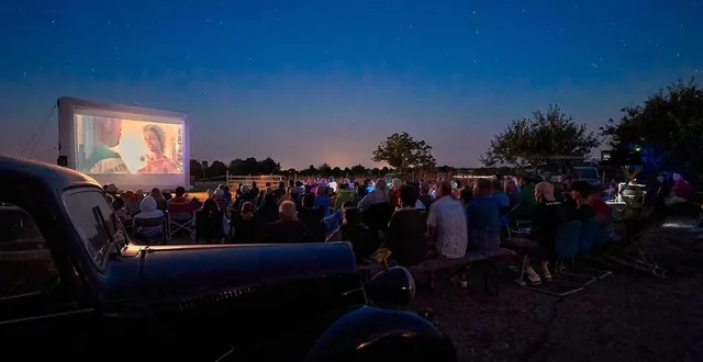 photo  « les folies fermières », à la ferme de la chevalerie, devant 180 spectateurs.  &copy;  ouest-france 