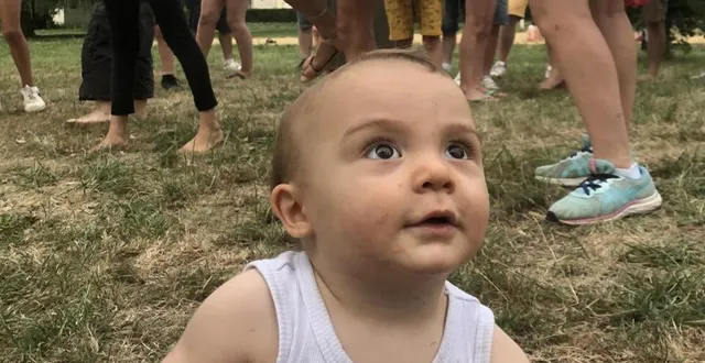 photo  pour les festivités, parents et enfants ont inventé des chorégraphies, louison était déjà captivé par l’ambiance festive et voulait danser avec les « grands »…  &copy;  le maine libre 