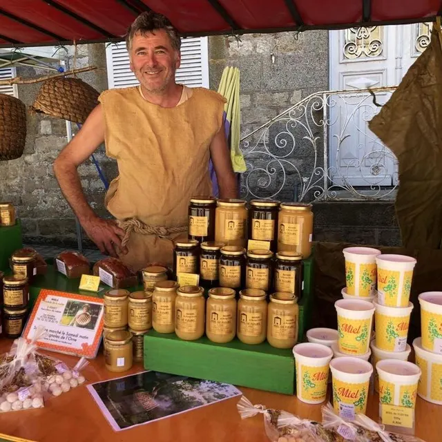 photo daniel, producteur de miel, participe aux médiévales depuis leur création.  ©  ouest-france