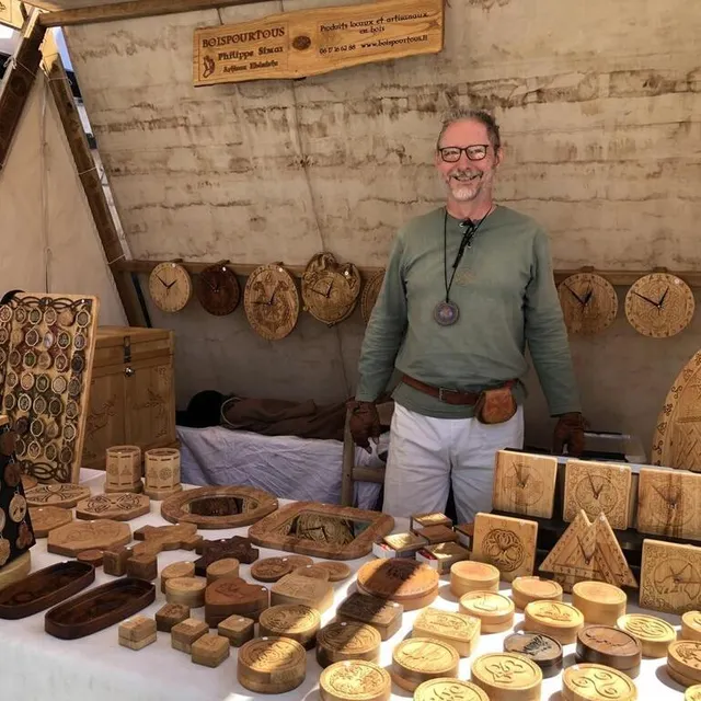 photo c’est la première fois que philippe expose son travail sur le marché.  ©  ouest-france