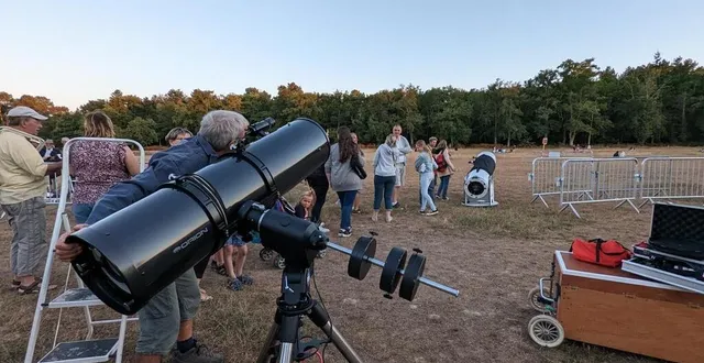 photo  sur place, les télescopes étaient mis à disposition par le club d’astronomie de l’université du mans.  &copy;  ouest-france 