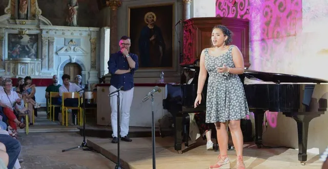 photo  derniers exercices avant le concert pour la jeune chanteuse brésilienne nila clara, sous l’oreille attentive de raphaël sikorski.  &copy;  le maine libre 