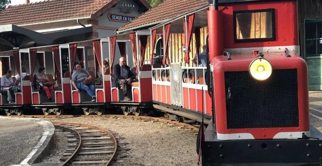 photo  semur-en-vallon, samedi 14 mai 2022. avant de rejoindre le muséotrain, il faut prendre le petit train pendant une vingtaine de minutes.  &copy;  le maine libre 