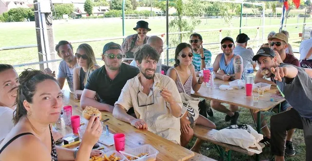 photo  marion (à gauche) et mathieu (à droite) entouré de leurs amis parisiens ont savouré les spécialités de la fête de la rillette, lors de la 40e édition, dimanche 7 août, à chantenay-villedieu.  &copy;  ouest-france 