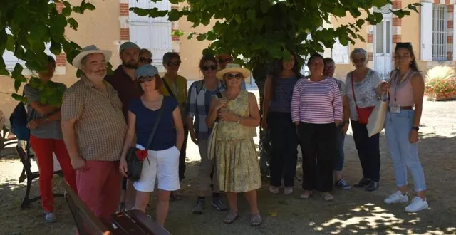 photo  les visiteurs à l’ombre avant le début de la visite.  &copy;  le maine libre 