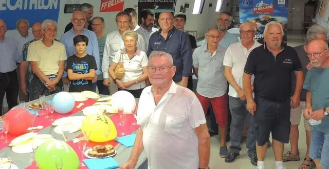 photo  une fête a été organisée en l’honneur de roger maudet (au premier plan), qui joue au club de billard depuis cinquante-trois ans.  &copy;  ouest-france 