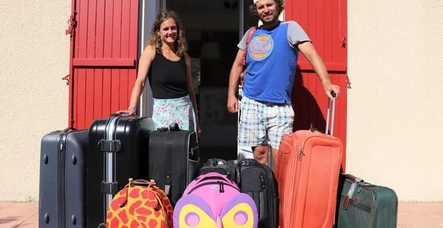 photo  les fléchois gaëlle et raphaël lepelletier vont aller vivre au burundi avec leurs quatre enfants. ils ont le droit à 300 kg de valises dans l’avion.  &copy;  ouest-france 