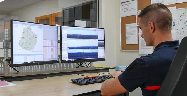 photo  cet après-midi-là, le sergent valentin froger est chargé de détecter les départs de feu en forêt grâce au système de vidéodétection et localisation des feux d’espaces naturels.  &copy;  le maine libre yvon loue 