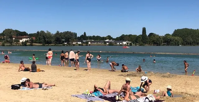 photo  temps idéal, ce dimanche 7 août 2022, pour se baigner dans le lac du pays mêlois, avec une température de l’eau estimée à 23 °c.  &copy;  ouest-france 