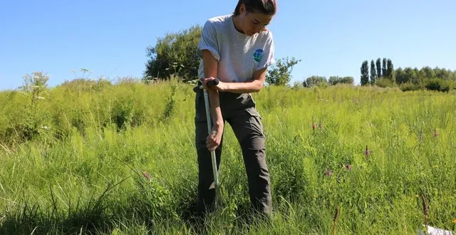photo  après avoir observé la topographie et la flore d’une parcelle, élodie fougère carotte le sol à l’aide d’une tarière. la couleur rouille de la terre est « typique d’une zone humide », analyse la chargée d’études du cpie.  &copy;  ouest-france 