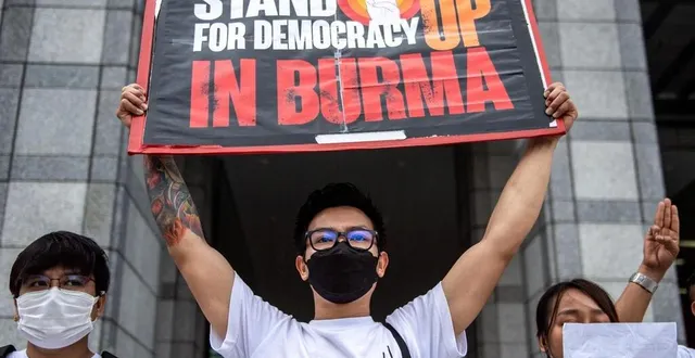 photo  des militants, dont des résidents de birmanie, participent à un rassemblement pour protester contre l’exécution par la junte birmane de quatre prisonniers, devant l’université des nations unies à tokyo le 26 juillet 2022.  &copy;  philip fong / afp 