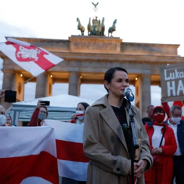 photo svetlana tikhanovskaya en octobre 2020 à berlin lors d’une manifestation de soutien à l’opposition biélorusse réclamant le départ du pouvoir d’alexandre loukatchenko.  ©  afp