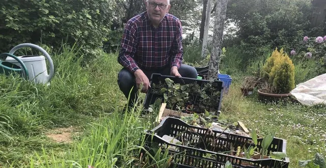 photo  xavier, dans son jardin, au printemps dernier.  &copy;  le maine libre 