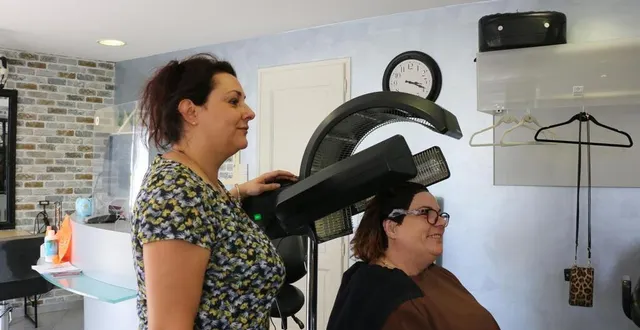 photo  vanessa simon est coiffeuse à thorée-les-pins (sarthe) depuis vingt-trois ans. elle a toujours connu mireille, sa cliente, la belle-sœur de l’ancienne gérante du salon.  &copy;  ouest-france 