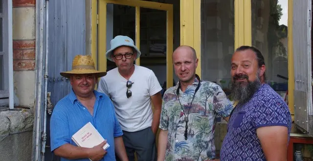 photo  olivier dronne (à droite) et ses compères qui ont animé l’abbaye tufféenne, dont l’auteur-compositeur-interprète local, xavier plumas (en blanc).  &copy;  le maine libre 