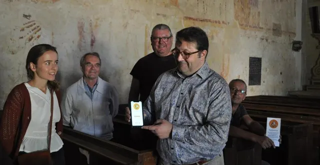 photo  l’asniérois philippe niec présente l’appliguide. une appli qui vous permet de bénéficier d’un grand nombre d’informations historiques lors de votre visite de l’église saint-hilaire, à asnières.  &copy;  le maine libre 