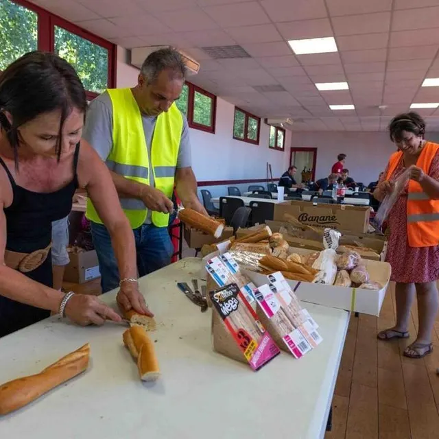 photo des habitants sont spontanément venus apporter leur aide aux sapeurs-pompiers et aux personnes évacuées.  ©  régine lemarchand