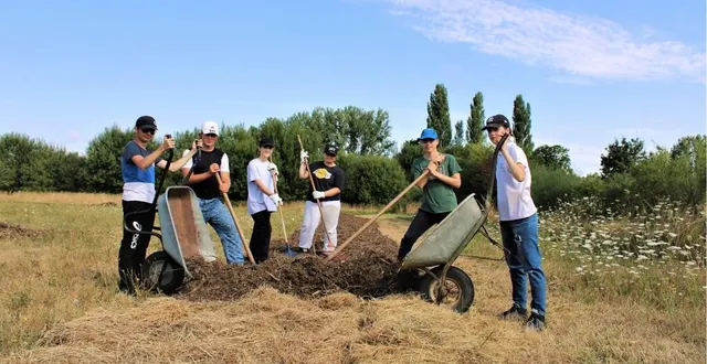 photo  les jeunes ont étalé, sur un lit de vieux foin, 40 m3 de broyat issu de la plateforme communautaire de compostage d’écommoy.  &copy;  ouest-france 