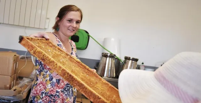 photo  vendredi, camille rousseau a ouvert les entrailles de sa miellerie aux curieux.  &copy;  co – quentin duval 