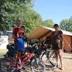 photo  marc, émilie et leurs deux enfants ont fait escale à la flèche, lundi 8 août 2022, pendant leur voyage autour du loir à vélo. ils profitent des espaces dédiés aux cyclotouristes au camping municipal. 