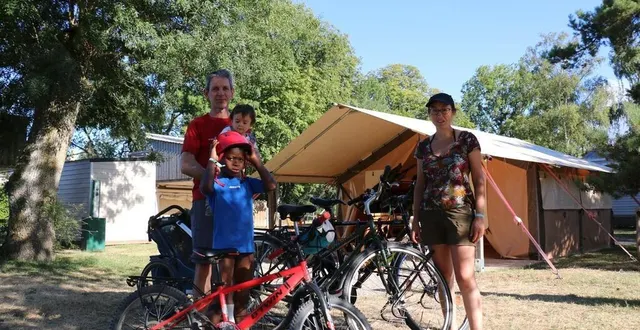 photo  marc, émilie et leurs deux enfants ont fait escale à la flèche, lundi 8 août 2022, pendant leur voyage autour du loir à vélo. ils profitent des espaces dédiés aux cyclotouristes au camping municipal.  &copy;  ouest-france 