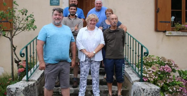 photo  franck le long, président, à gauche, accompagné de liliane roger, secrétaire et patrice beaufils, trésorier, à sa droite et des membres du bureau.  &copy;  le maine libre 