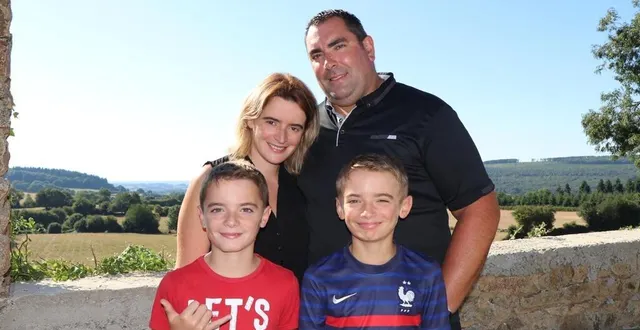 photo  la famille camus-denais a ouvert la chambre d’hôtes « au fer à cheval » il y a quatre ans dans leur maison de gandelain (orne). de gauche à droite : émilie et romain, derrière leurs fils jumeaux noé et enzo.  &copy;  ouest-france 