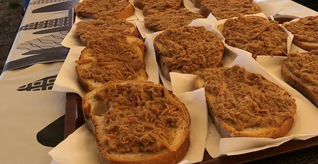 photo  les tartines de rillettes chaudes, les rillons chauds et le boudin grillé au feu de bois, les plats incontournables de ce festival de la rillette.  &copy;  le maine libre 