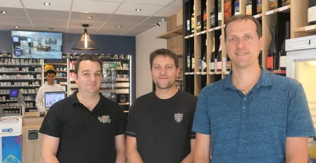 photo  adrien (à gauche), pascal et camille belhache : « le bar est une histoire de famille… »  &copy;  le maine libre 