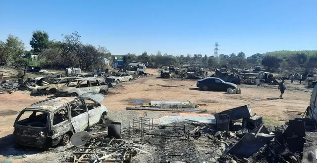 photo  le campement roms de la prairie de mauves à nantes a été complètement dévasté par l’incendie, mercredi 10 août.  &copy;  ouest-france 