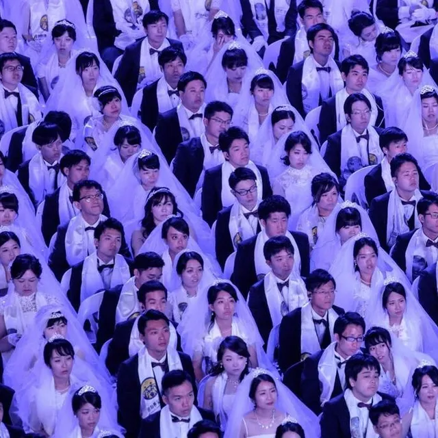 photo les mariages collectifs entre fidèles de la secte moon, ici en août 2018 à gapyeong en corée du sud, sont emblématiques de la secte.  ©  afp