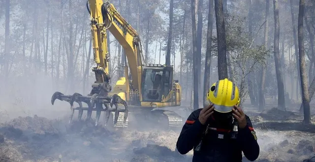 photo  une centaine de pompiers reste sur place à clefs pour prévenir toute reprise d’incendie.  &copy;  marc ollivier/ouest-france 