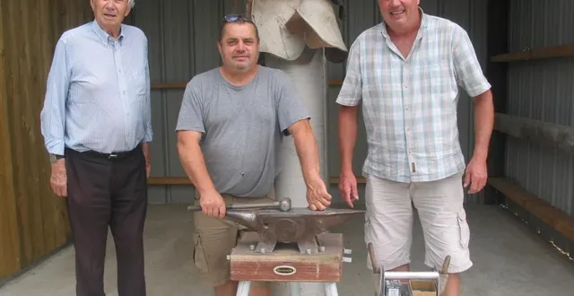 photo  de gauche à droite : jean feuillet (président d’honneur), jean pigache (maréchal-ferrant), frank feuillet (président de la société des courses).  &copy;  ouest-france 