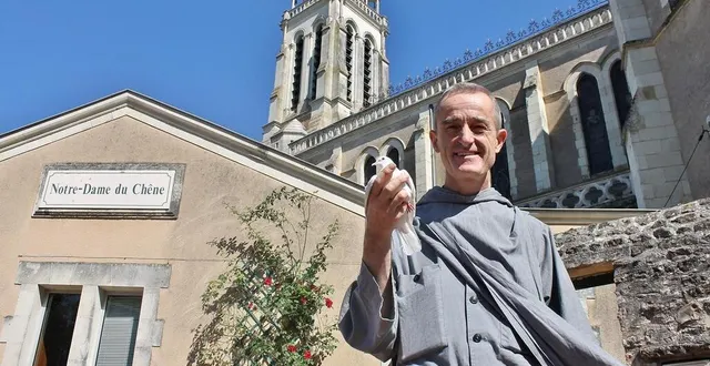 photo  frère alain-dominique, recteur du sanctuaire marial de notre-dame-du-chêne, pose avec une colombe devant la basilique du même nom, à vion, près de sablé-sur-sarthe, le samedi 6 août 2022.  &copy;  ouest-france 