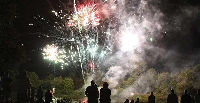 photo  les feux d’artifice sont des moments très appréciés pendant la période estivale.  &copy;  archives le maine libre 