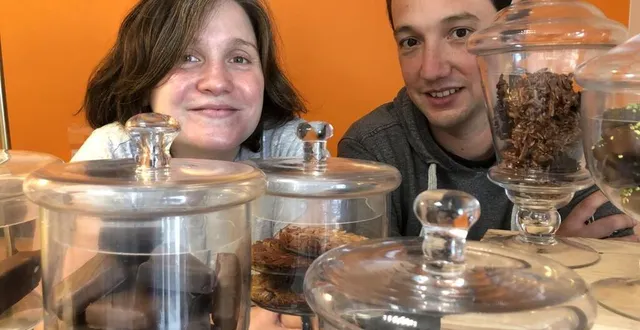 photo  saint-florent-le-vieil, mercredi 5 juillet. lorenne cosme et antoine derouet sont à la tête de l’enseigne cosme. dans le laboratoire de saint-florent-le-vieil, plus de 28 tonnes de chocolat sont travaillées chaque année.  &copy;  freddy reigner 