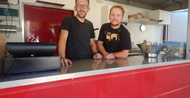 photo  stéphane et julien installent leur food-truck le mardi soir sur la place de l’église d’aubigné-racan, et ils y rencontrent un vif succès.  &copy;  le maine libre 