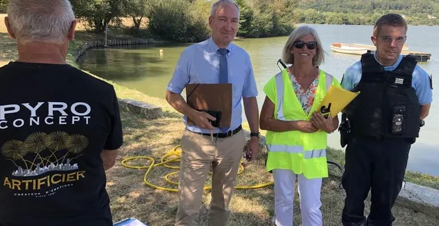photo  le sous-préfet olivier compain (à gauche), accompagné de la maire de marçon monique trotin et d’officiers de gendarmerie de la sarthe, sont venus s’assurer de la bonne mise en place des mesures de sécurité pour le feu d’artifice tiré ce samedi soir au lac des varennes.  &copy;  photo le maine libre 