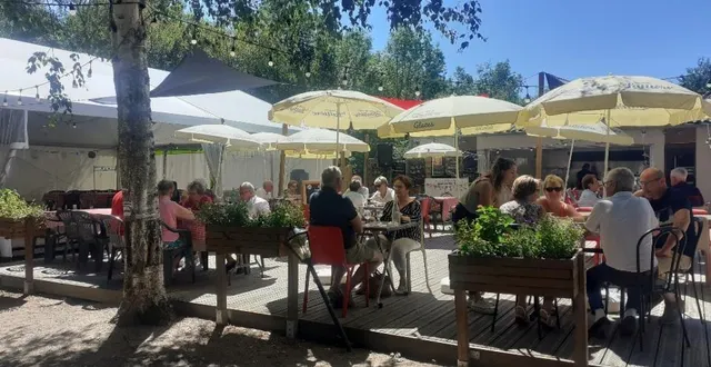 photo  la guinguette ô bord du loir propose de nombreuses soirées à thème. dimanche 14 août 2022, ce sera au tour des années 80. formule paella sur réservation dès 19 h et animation par le duo samy et toff, à partir de 21 h.  &copy;  ouest-france 