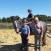 photo  une famille sarthoise au complet, parents et enfants lebranchu, des écuries de l’arche du tertre à courgenard, participera à la fête du cheval percheron 2022. 