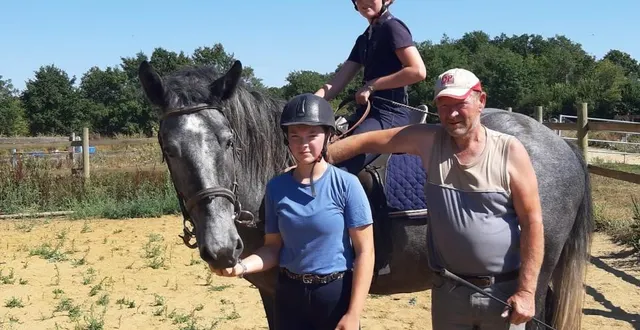 photo  une famille sarthoise au complet, parents et enfants lebranchu, des écuries de l’arche du tertre à courgenard, participera à la fête du cheval percheron 2022.  &copy;  arche du tertre 